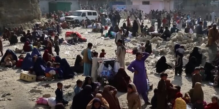 Un gruppo di profughi afghani costretti ad abbandonare l'Iran e tornare in Afghanistan