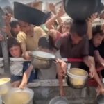 Una folla si accalca con i le pentole per ricevere cibo a Gaza. Anche i giornalisti stanno soffrendo la fame assoluta