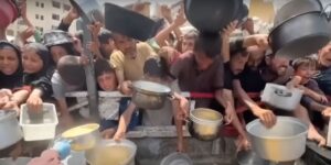 Una folla si accalca con i le pentole per ricevere cibo a Gaza. Anche i giornalisti stanno soffrendo la fame assoluta