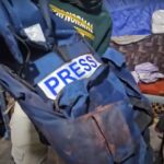 Un giubbotto antiproiettili con la scritta "press"