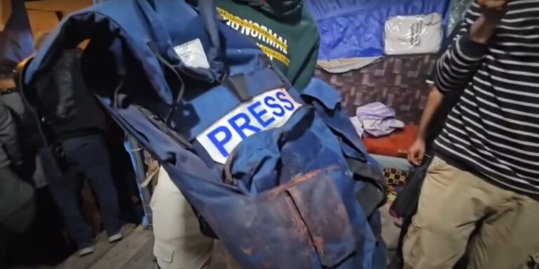 Un giubbotto antiproiettili con la scritta "press"