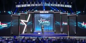 Il premier ungherese Orban interviene durante l'incontro del CPAC a Budapest, uno degli snodi della rete contro l'aborto e i diritti LGBTQ+ in Europa.