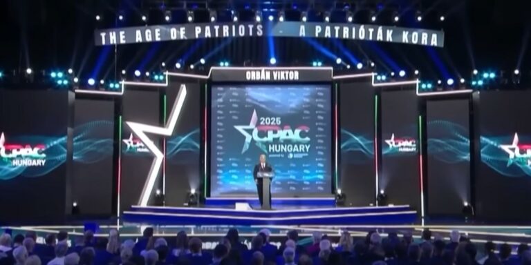 Il premier ungherese Orban interviene durante l'incontro del CPAC a Budapest, uno degli snodi della rete contro l'aborto e i diritti LGBTQ+ in Europa.