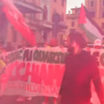 sciopero generale per Gaza, manifestanti sfilano dietro uno striscione