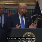 Il presidente USA Trump mentre annuncia che la causa dell'autismo risiede nell'utilizzo del paracetamolo in gravidanza