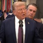 Il presidente USA Trump mentre dichiara che avrebbe mandato la guardia nazionale a Chicago e Baltimora