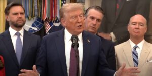 Il presidente USA Trump mentre dichiara che avrebbe mandato la guardia nazionale a Chicago e Baltimora