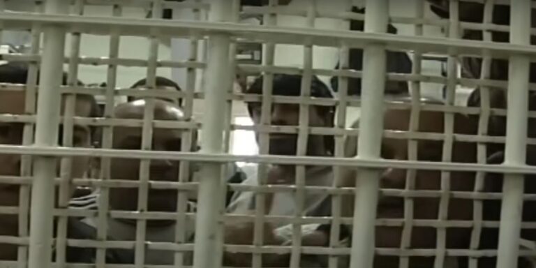 Alcuni palestinesi dietro le sbarre in un carcere israeliano