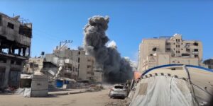 Una nuvola di fumo si alza a Gaza City dopo un bombardamento israeliano