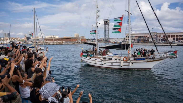 global sumud flotilla, nave che lascia il porto di Barcellona salutata da una folla venuta a sostenerla
