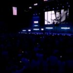 La commemorazione di Charlie Kirk a Madrid. Sul maxi schermo è proiettata una sua immagine