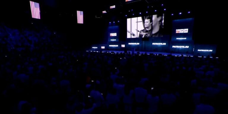 La commemorazione di Charlie Kirk a Madrid. Sul maxi schermo è proiettata una sua immagine