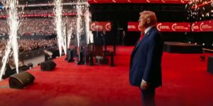 Trump sul palco per il funerale di Charlie Kirk