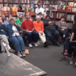 Mark Bray durante un incontro pubblico