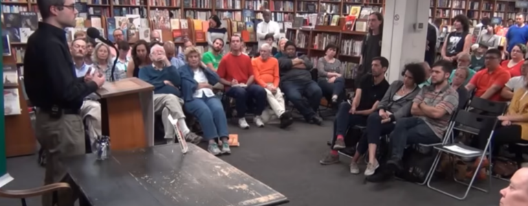 Mark Bray durante un incontro pubblico