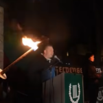 Un gruppo di neonazisti durante un comizio