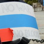 Una bandiera russa con la scritta "No War - No blood"