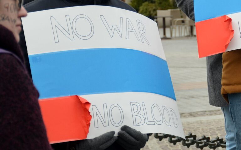 Una bandiera russa con la scritta "No War - No blood"