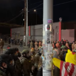 militanti a Portland contrapposti a membri della Guardia Nazionale