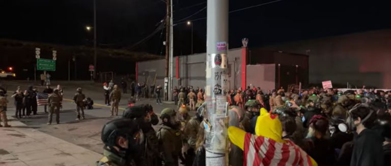 militanti a Portland contrapposti a membri della Guardia Nazionale