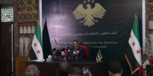 Il portavoce della commissione elettorale Nawar Najmeh annuncia i risultati delle prime elezioni in Siria dalla caduta del regime di Assad.