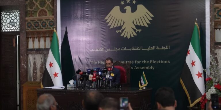 Il portavoce della commissione elettorale Nawar Najmeh annuncia i risultati delle prime elezioni in Siria dalla caduta del regime di Assad.