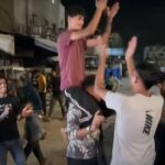 Giovani palestinesi festeggiano a Gaza l'annuncio di un nuovo cessate il fuoco tra Israele e Hamas dopo il piano di pace annunciato da Trump.