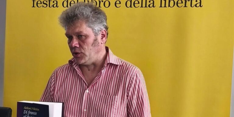 Lo scrittore ucraino e russofono Oleksii Nikitin durante il suo intervento al festival Pordenone Legge.