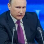 Il presidente russo Putin osserva torvo