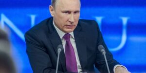 Il presidente russo Putin osserva torvo