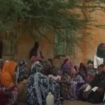 Un gruppo di civili cerca rifugio nel Darfur, in Sudan