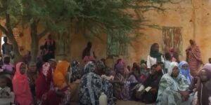 Un gruppo di civili cerca rifugio nel Darfur, in Sudan