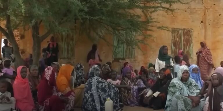 Un gruppo di civili cerca rifugio nel Darfur, in Sudan