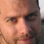 Il volto di Alberto Trentini, il cooperante italiano arrestato in Venezuela dal regime di Maduro.