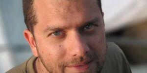 Il volto di Alberto Trentini, il cooperante italiano arrestato in Venezuela dal regime di Maduro.