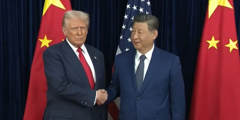 La stretta di mano tra il presidente USA Trump e il presidente cinese Xi. Ma la Cina persegue i propri obiettivi come si evince dal nuovo piano quinquennale