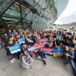 Volontari MEAN in posa con bandiere dell'Ucraina