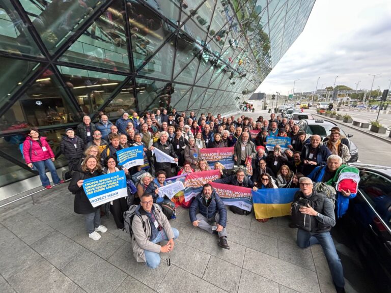 Volontari MEAN in posa con bandiere dell'Ucraina