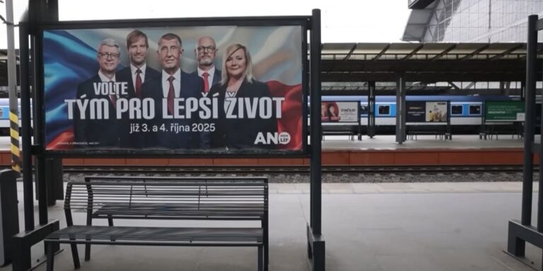 Un manifesto elettorale del partito ANO, favorito per le elezioni in Repubblica Ceca.