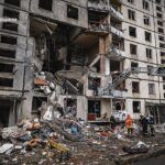 Un palazzo distrutto da un bombardamento russo a Kharkiv