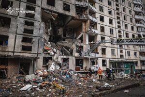 Un palazzo distrutto da un bombardamento russo a Kharkiv