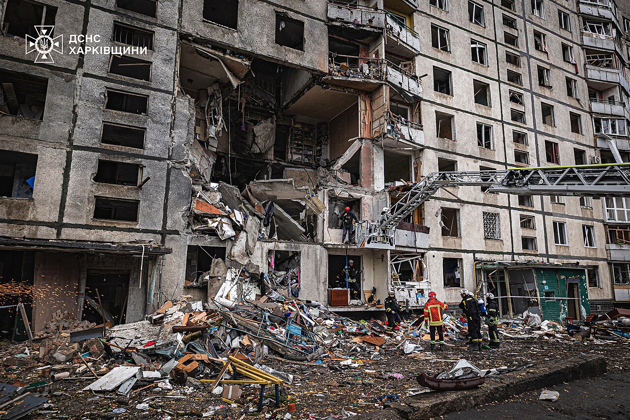 Un palazzo distrutto da un bombardamento russo a Kharkiv