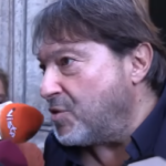 Sigfrido Ranucci intervistato da vari giornalisti che gli porgono il microfono