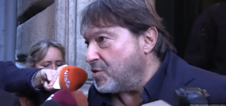 Sigfrido Ranucci intervistato da vari giornalisti che gli porgono il microfono