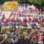 Migliaia di attivisti climatici nelle strade di Belém, in Brasile, durante la COP30