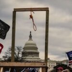 Il cappio con sullo sfondo la Casa Bianca durante le rivolte di Capitol Hill nel 2021