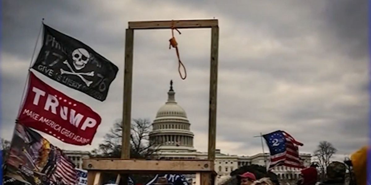 Il cappio con sullo sfondo la Casa Bianca durante le rivolte di Capitol Hill nel 2021