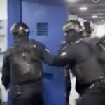 Soldati entrano in una cella sotterranea della prigione di Rakefet in Israele