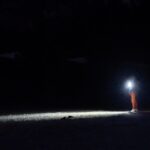 Un uomo con una torcia fa luce nel buio