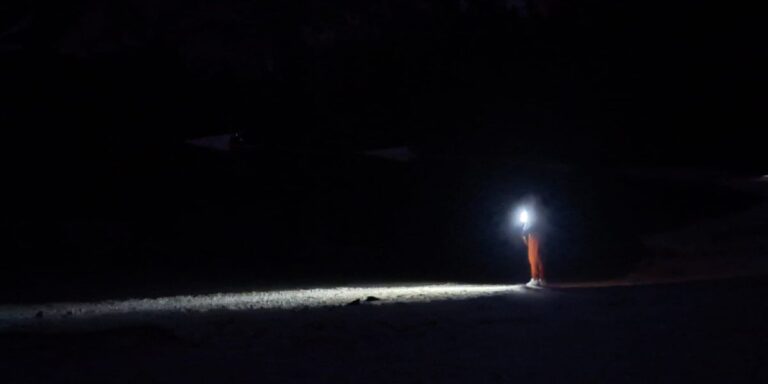 Un uomo con una torcia fa luce nel buio